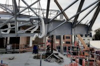 Metalsan realizza le imponenti travi reticolari, le colonne e la struttura del limitrofo centro di pattinaggio per un totale di 650 tonnellate di acciaio.