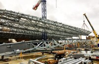 Metalsan realizza le imponenti travi reticolari, le colonne e la struttura del limitrofo centro di pattinaggio per un totale di 650 tonnellate di acciaio.