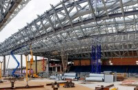Metalsan realizza le imponenti travi reticolari, le colonne e la struttura del limitrofo centro di pattinaggio per un totale di 650 tonnellate di acciaio.