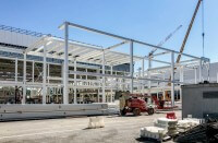 La copertura viene realizzata in travi spaziali, ottenute mediante l’impiego di elementi lineari che invadono lo spazio.