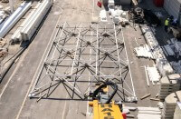 La copertura viene realizzata in travi spaziali, ottenute mediante l’impiego di elementi lineari che invadono lo spazio.