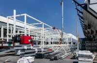 La copertura viene realizzata in travi spaziali, ottenute mediante l’impiego di elementi lineari che invadono lo spazio.