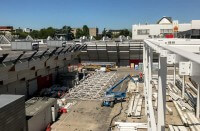 La copertura viene realizzata in travi spaziali, ottenute mediante l’impiego di elementi lineari che invadono lo spazio.