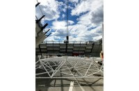 La copertura viene realizzata in travi spaziali, ottenute mediante l’impiego di elementi lineari che invadono lo spazio.