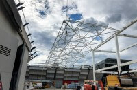 La copertura viene realizzata in travi spaziali, ottenute mediante l’impiego di elementi lineari che invadono lo spazio.