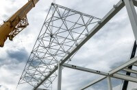 La copertura viene realizzata in travi spaziali, ottenute mediante l’impiego di elementi lineari che invadono lo spazio.