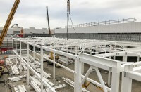 La copertura viene realizzata in travi spaziali, ottenute mediante l’impiego di elementi lineari che invadono lo spazio.